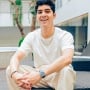 5 Inspirasi Outfit Pria Keren, Padu Padan Kaos Polos sampai Kemeja