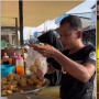 Banjir Tak Jadi Halangan, Penjual Gorengan Tetap Buka Hingga Diserbu Banyak Pelanggan