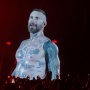 Belum Pernah Terjadi, Adam Levine Minta Dipeluk Penonton di Konser Maroon 5 Jakarta
