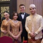Bukan Aisar Khaled, Fuji Akhirnya Foto dengan Pria Idaman Netizen di Pernikahan Frans Faisal