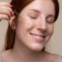 4 Brightening Serum dengan Licorice, Efektif Samarkan Noda Hitam!