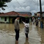 Tinjau Lokasi Banjir, Aksi Muzdalifah Gendong Bayi saat Evakuasi Disorot
