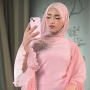 Laris Manis Jadi Model Busana Muslim, Berapa Honor Fuji?