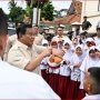 Prabowo Cek Tugas Siswa SDN Bogor Saat Tinjau MBG Panen Komentar Positif