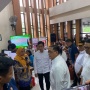 Hujan-hujanan Tunggu Gibran, Warga Samarinda Kecewa Cuma Dapat Buku: Dulu Jokowi Kasih Uang!