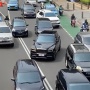 Tanpa Patwal dan Strobo, Mobil Plat B 900 Bikin Kendaraan Lain Beri Jalan saat Pindah Jalur
