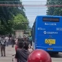 Penumpang Bus Transjakarta Berhamburan Usai Terhenti di Tengah Perlintasan Kereta Api Kebon Jeruk