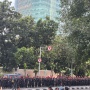 Jelang Pemeriksaan Hasto, Ratusan Anggota Cakra Buana PDIP Berjaga di Depan Gedung KPK