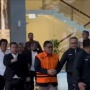 Momen Hasto Ditahan KPK: Tangan Diborgol, Pakai Rompi Orange