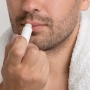 5 Produk Lip Balm Tanpa Warna untuk Pria, Cocok Melembapkan Bibir Kering