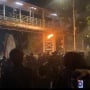 Panas! Bentrok Demo Indonesia Gelap di Patung Kuda, Petasan dan Molotov Terbang ke Arah Polisi