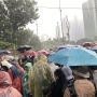 Hujan Deras Guyur Kawasan Patung Kuda, Masa Aksi 'Indonesia Gelap' Tetap Bertahan