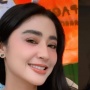 Senasib dengan Dewi Perssik, Momen Nikita Mirzani Bagi-Bagi THR Tuai Komentar Miring