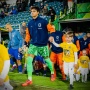 Kiper Keturunan Indonesia Bikin 7 Penyelamatan Meski Klubnya Dibantai Arsenal di Liga Champions