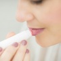 Ampuh Selamatkan Bibir Kering, Bolehkah Pakai Lip Balm saat Puasa Ramadan?