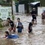 Aksi Bocah-bocah Santai Nikmati Banjir Jakarta, Berenang Gratis Vs Kolam Renang Berbayar