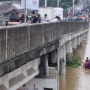 Flyover Cililitan-Kalibata Lumpuh Gegara Terendam Banjir, Pengendara Sibuk Nonton