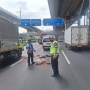 Nekat Sebrang Tol Japek, Nyawa Pria Melayang Ditabrak Bus