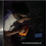 Viral Pria Buka Puasa di Makam Ibunda Sambil Menangis