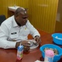 Tak Ada Piring di Rumah Dinas, Gubernur dan Wagub Papua Tengah Bagikan Momen Makan Pakai Tutup Rantang Plastik