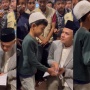 Ganjar Dimintai Tanda Tangan Bocah SD Usai Isi Ceramah di Masjid UGM, Netizen: Tanda Tangan Tarawih Paling Mahal