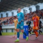 Rekor Ini Jadi Alasan Nadeo Argawinata Kiper Terbaik Super League 2025/2026