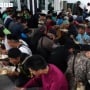 Bukan Cuma Muslim, Semua Boleh Ikut! Masjid di Bandung Ini Buktikan Indahnya Toleransi Lewat Makanan Gratis