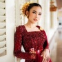 6 Inspirasi Outfit Merah Maroon Terbaik, Intip Gaya Mahalini hingga Melaney Ricardo