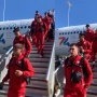 Merah-merah, Momen Timnas Indonesia Turun dari Pesawat di Bandara Australia