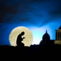 7 Ciri-Ciri Orang yang Mendapatkan Malam Lailatul Qadar, Kamu Salah Satunya?