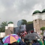 Dar, Der, Dor...! Tembaki Aparat Pakai Petasan, Massa Tolak UU TNI Jebol Pagar DPR RI