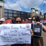 Salut! Dua Wanita Ini Tetap Berdiri Bawa Poster Penolakan di Tengah Massa Pendukung RUU TNI