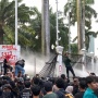 Massa Aksi Tolak UU TNI Berhasil Robohkan Pagar DPR, Polisi Langsung Tembak Water Cannon