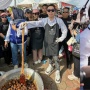 Viral Momen Ibu-ibu di Palembang Protes, Antre Lama Cuma Dapat Rendang Dua Iris dari Richard Lee