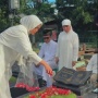 Ziarah Makam Vanessa Angel saat Lebaran, Penampilan Fuji Jadi Perbincangan