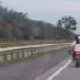 Viral Pemotor Bonceng Tiga Masuk Tol Batang, Cuek Lawan Arah di Sisi Kanan Jalan