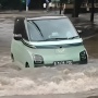 Ketika Mobil Listrik Wuling Air EV Terabas Banjir, Berjalan Santai Tanpa Halangan