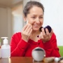 5 Sunscreen Terbaik untuk Usia 50 Tahun ke Atas, Wajah Glowing Samarkan Keriput