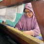 Dari Solok ke Pasar Dunia: Ibu Rosna, Penenun Songket Tembus Pasar Global di Usia Senja