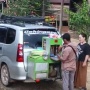 Jualan Bakso dengan Gerobak? Sorry, di Kalimantan Sudah Pakai Avanza!