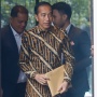 Tenteng Map Coklat Usai Kumpulkan Kuasa Hukum di Jakarta, Jokowi Bilang Begini soal Isu Ijazah Palsu