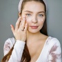 5 Top Sunscreen Anti Bikin White Cast di Wajah, Murah Bisa Didapat di Indomaret