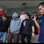 Ogah Bicara Jelang Diperiksa Usai Dibekuk, Fachry Albar Tutupi Wajah dengan Hoodie