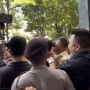 Ricuh Lagi saat Sidang Hasto Kristiyanto Digelar, Massa Teriak 'Penyusup' hingga Botol Melayang