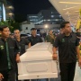 Detik-Detik Jenazah Ricky Siahaan Diantar Keluarga Memasuki Ruang Persemayaman