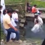 Viral! Ibu-ibu Santai Ngucek Baju di Kolam Saat Pembaptisan, Jemuran Lebih Penting!