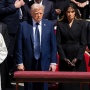 Dianggap Tak Menghormati, Kenapa Donald Trump Pakai Jas Biru di Pemakaman Paus Fransiskus?