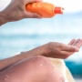 6 Rekomendasi Produk Sunscreen untuk Berenang, Bye Kulit Gosong!