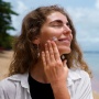 Cara Reapply Sunscreen dengan Benar, Berapa Jam Sekali Harus Dilakukan?