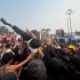 Massa Aksi Crowd Surfing Nikmati Distorsi The Brandals, Pelataran DPR Berubah Jadi Gigs Jalanan